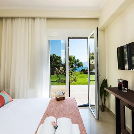 Villa Harmony - Beachfront Escape La Canée